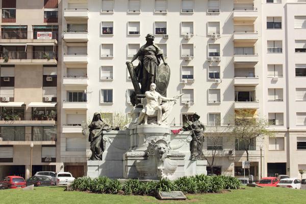 edificios, ventanas, estatua. frontal