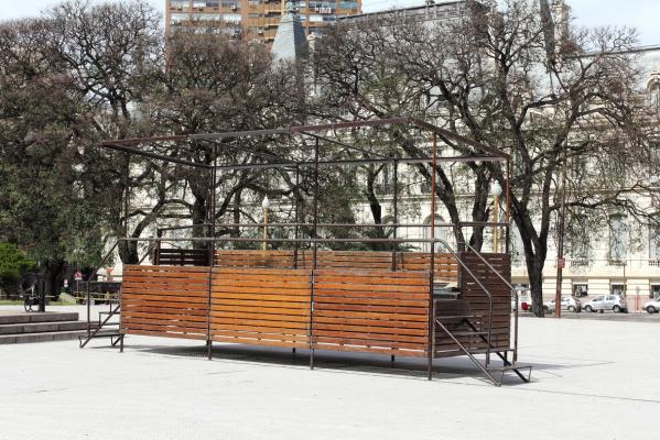 palco, tribuna, madera, plaza, arboles, sol de mediodia