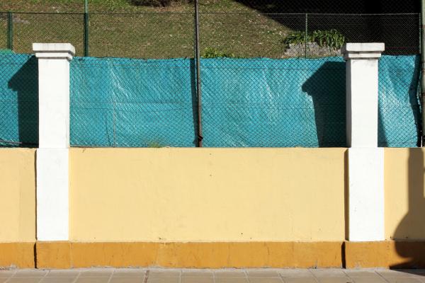 columnas, lona, reja, tapiado, sol de mediodia. frontal