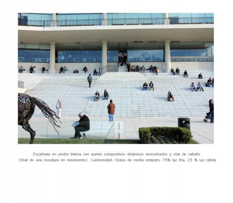 fotografia y texto escalinata blanca, gente, hipodromo