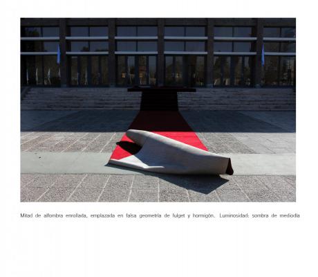 fotografia y texto alfombra roja enrollada. luz de mediodia, sombra dura