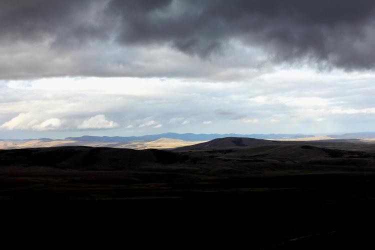 paisaje montañas contraluz