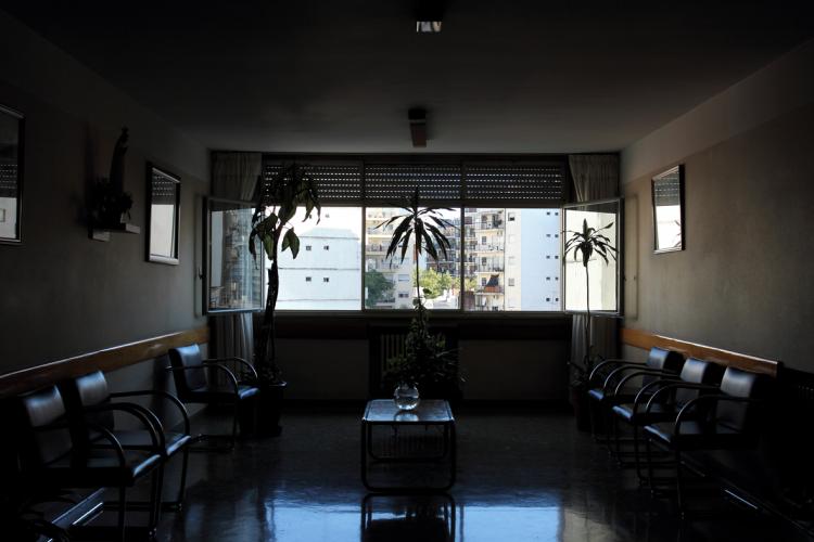 interior, sala de espera, ventana, edificios, virgen, claroscuro