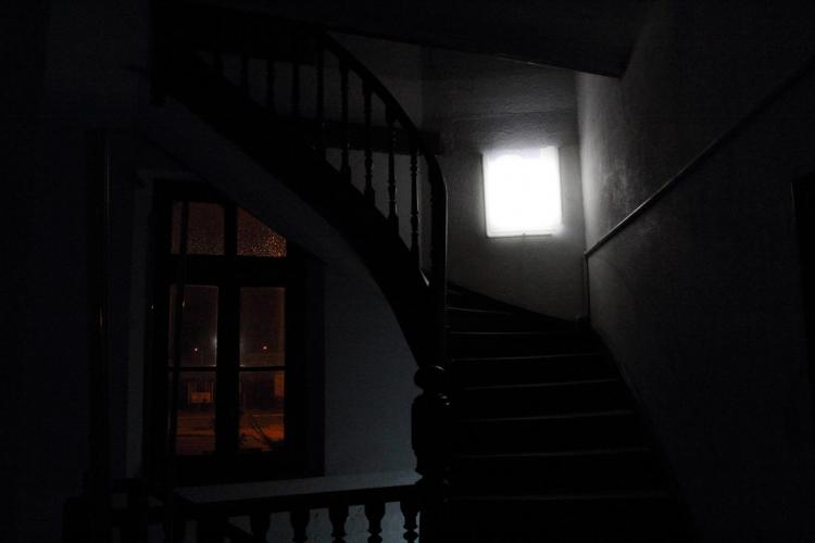 registro escultura instalacion claraboya luz artificial escalera antigua