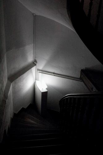 registro escultura instalacion vidrios quebrados luz artificial escalera antigua caños