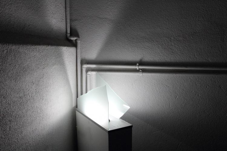 registro escultura instalacion vidrios quebrados luz artificial escalera antigua caños