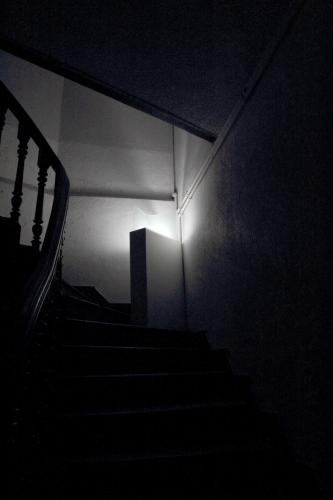 registro escultura instalacion vidrios quebrados luz artificial escalera antigua caños