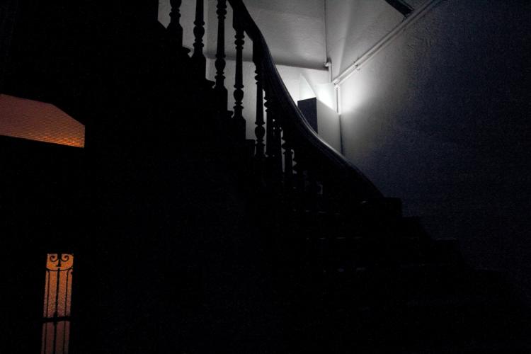 registro escultura instalacion vidrios quebrados luz artificial escalera antigua caños