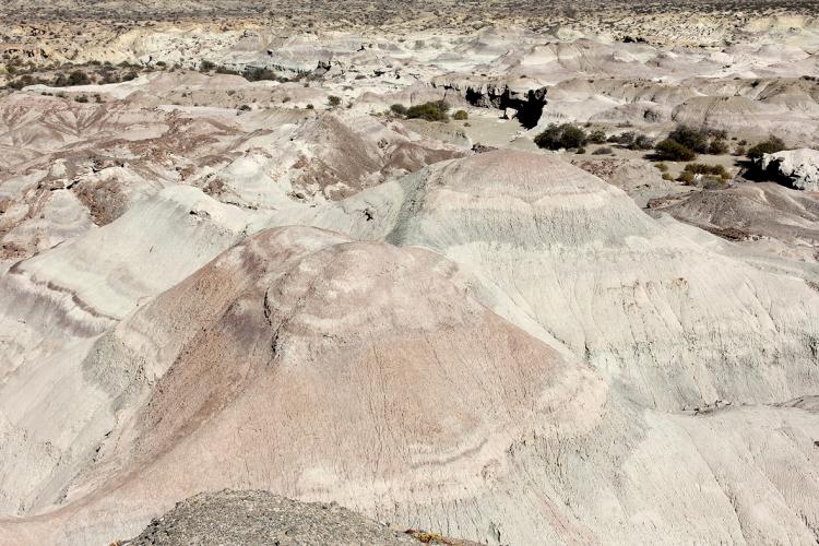 paisaje sin horizonte desierto montañas luz de mediodia