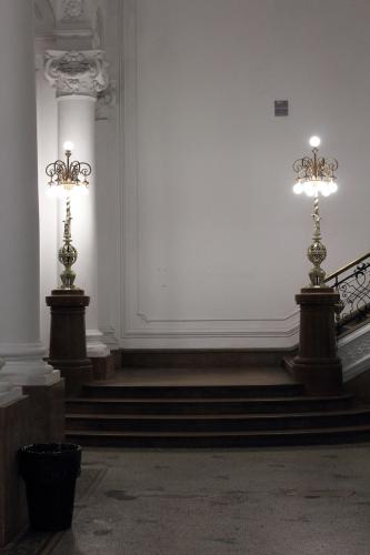 hall escalera  luz artificial luminarias antiguas espacio blanco