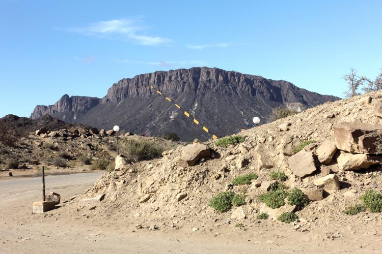 desierto intervencion humana farol barrera montañas luz de mediodia